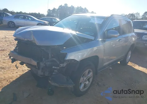 2016 Jeep Compass Latitude z USA, uszkodzony, nr VIN 1C4NJCEAXGD744634